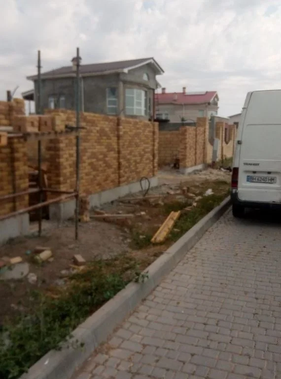 Процес будівництва цегляної огорожі Kvartal Building